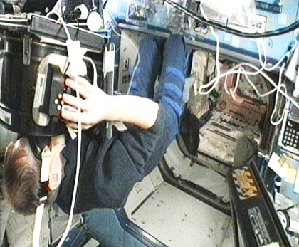 160328main_station_062909 Expedition 20 Flight Engineer Frank De Winne works with the Bodies In the Space Environment experiment, which studies how humans first adapt to microgravity and then re-adapt to normal gravity conditions upon return to Earth. This experiment involves comparisons of preflight, flight and postflight perceptions and mental imagery. Credit: NASA TV